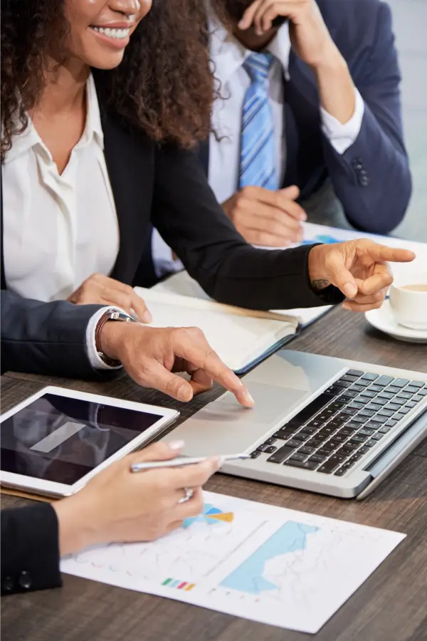 Equipe em reunião de trabalho